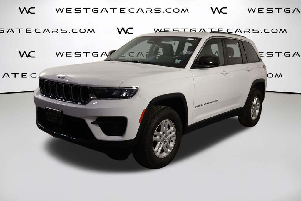 2023 Jeep Grand Cherokee Laredo — photo 1 of 49
