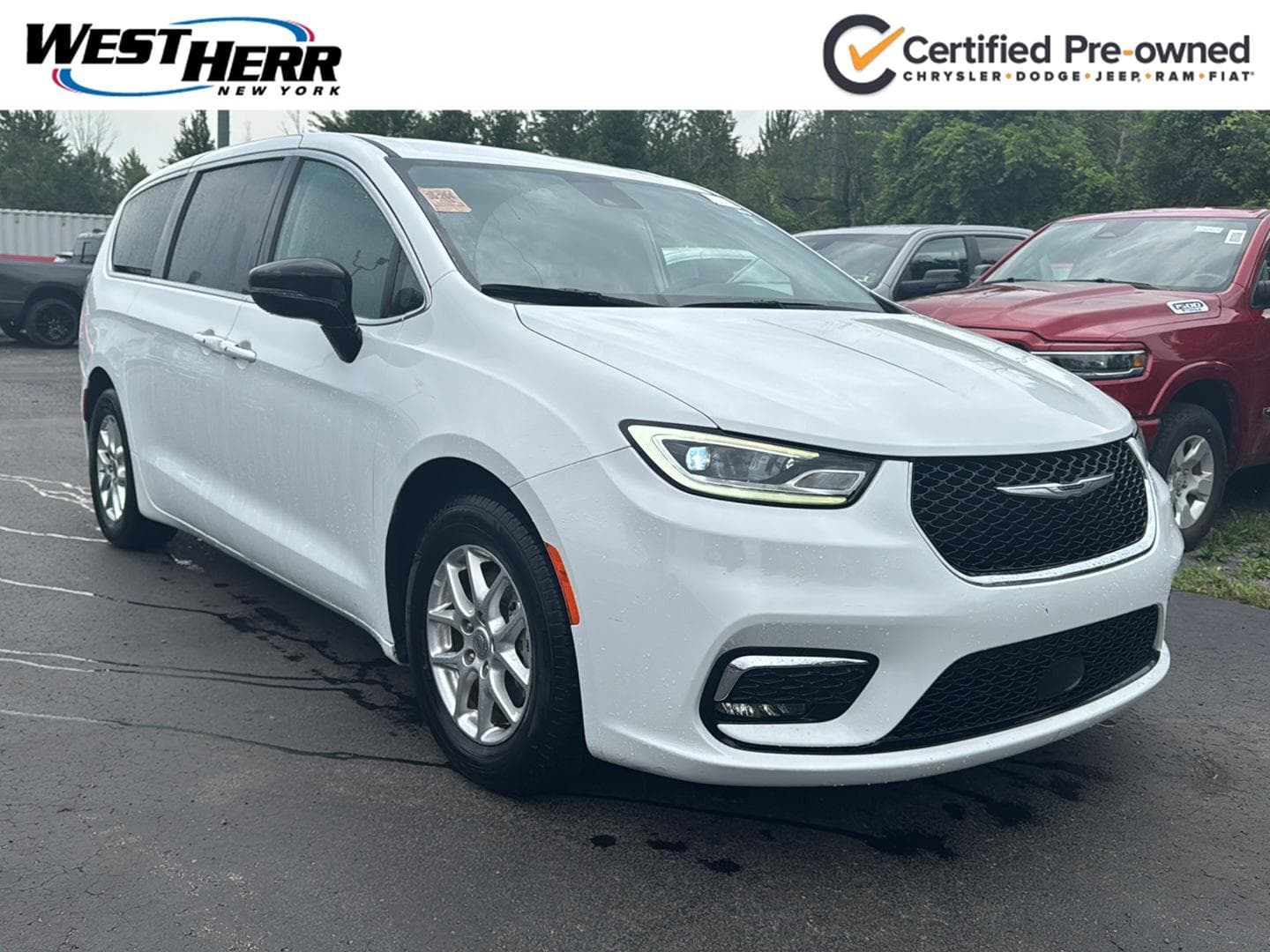2024 Chrysler Pacifica Touring L — photo 1 of 17