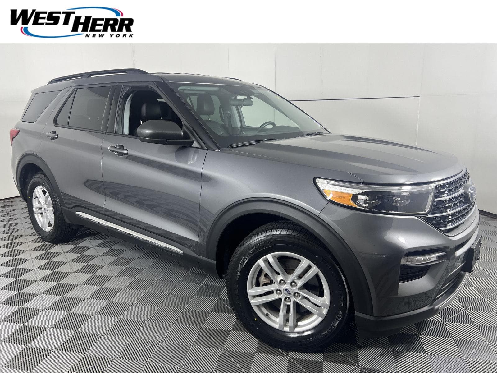 2023 Ford Explorer XLT — photo 1 of 22