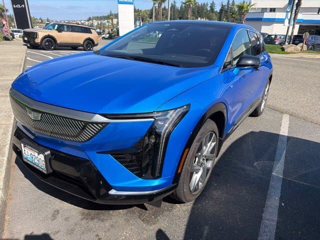 2026 Cadillac OPTIQ Premium Luxury — photo 1 of 9