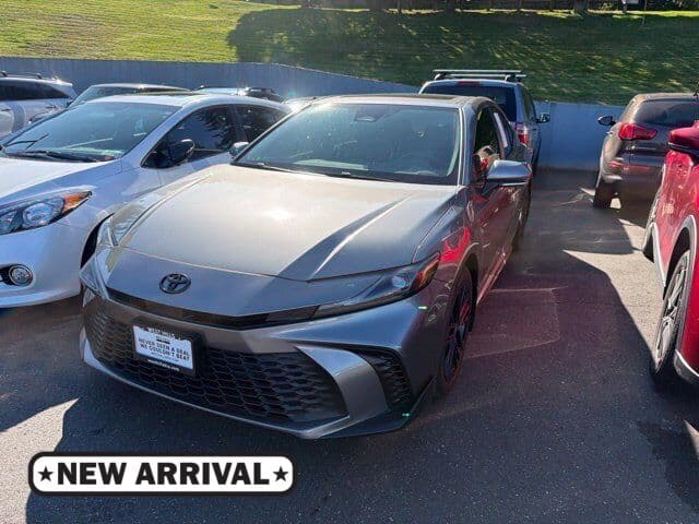 2025 Toyota Camry SE — photo 1 of 10