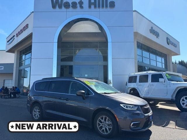 2022 Chrysler Pacifica Touring L — photo 1 of 7