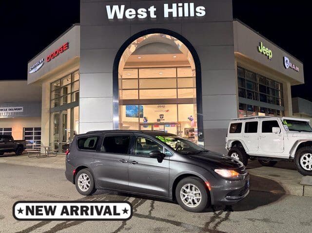 2020 Chrysler Voyager LX — photo 1 of 7