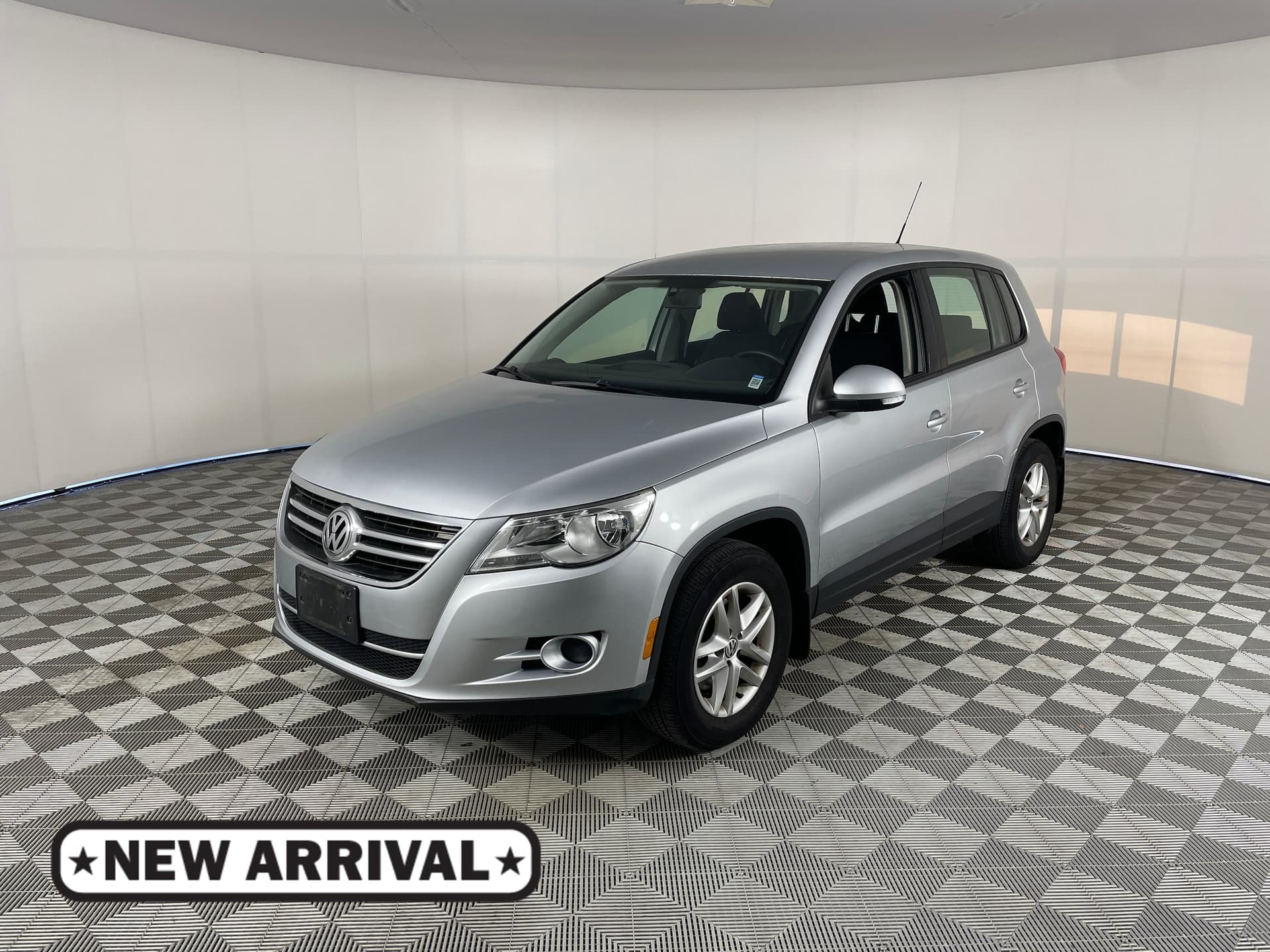 2011 Volkswagen Tiguan Base — photo 1 of 17