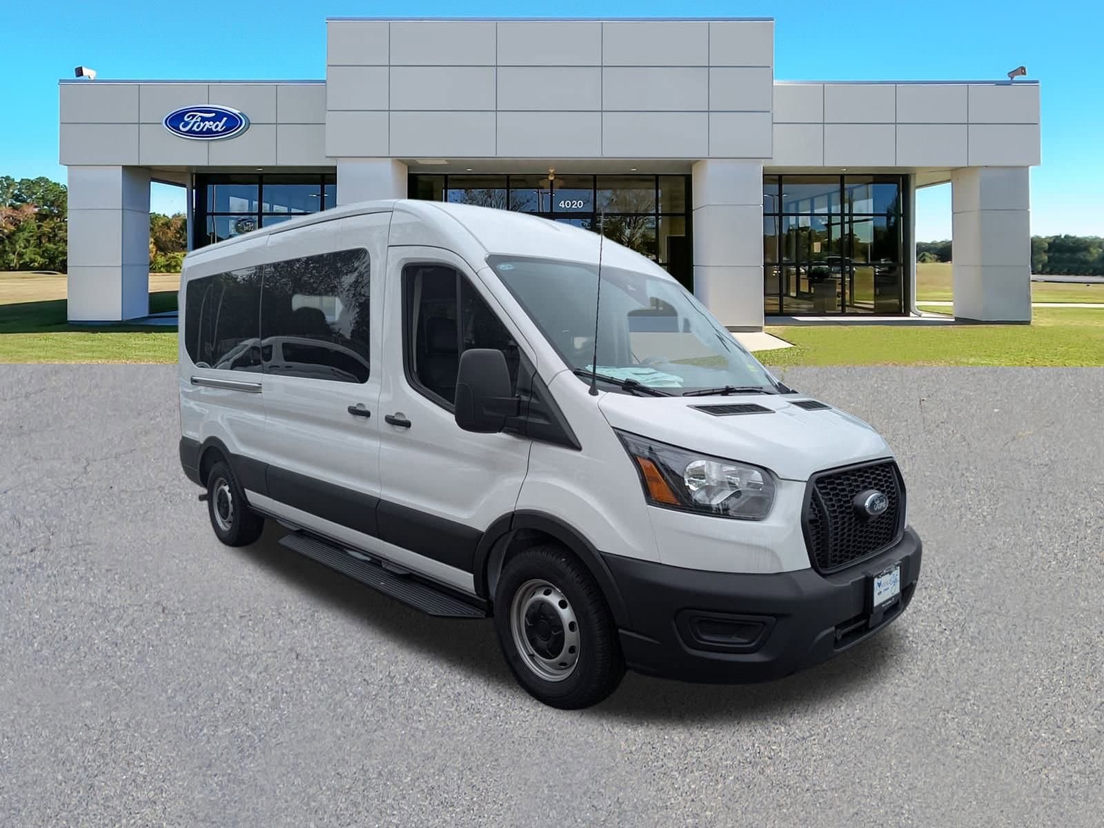 Foto de 2024 Ford Transit-350 Passenger 