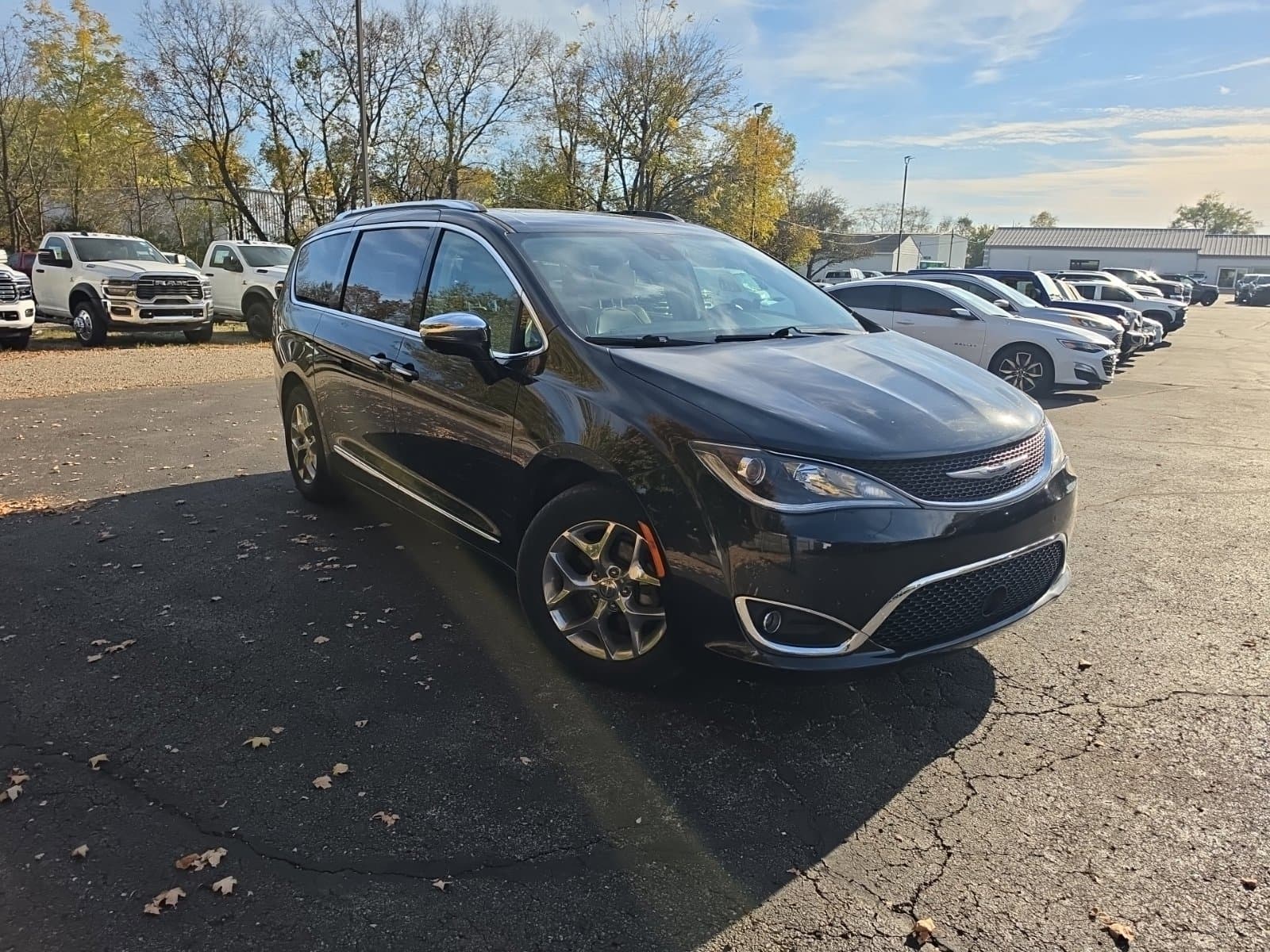 2019 Chrysler Pacifica Limited — photo 1 of 10