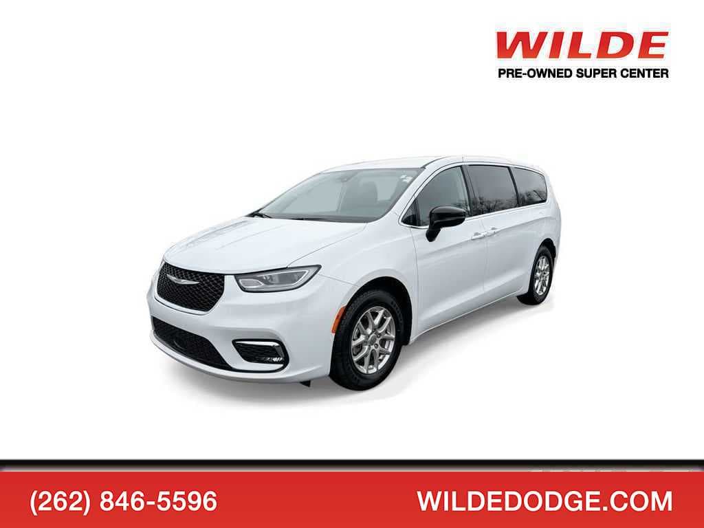 2024 Chrysler Pacifica Touring L — photo 1 of 35