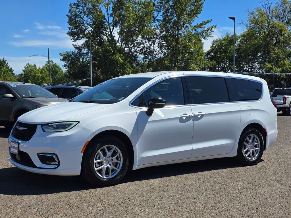 2025 Chrysler Pacifica Select — photo 1 of 36