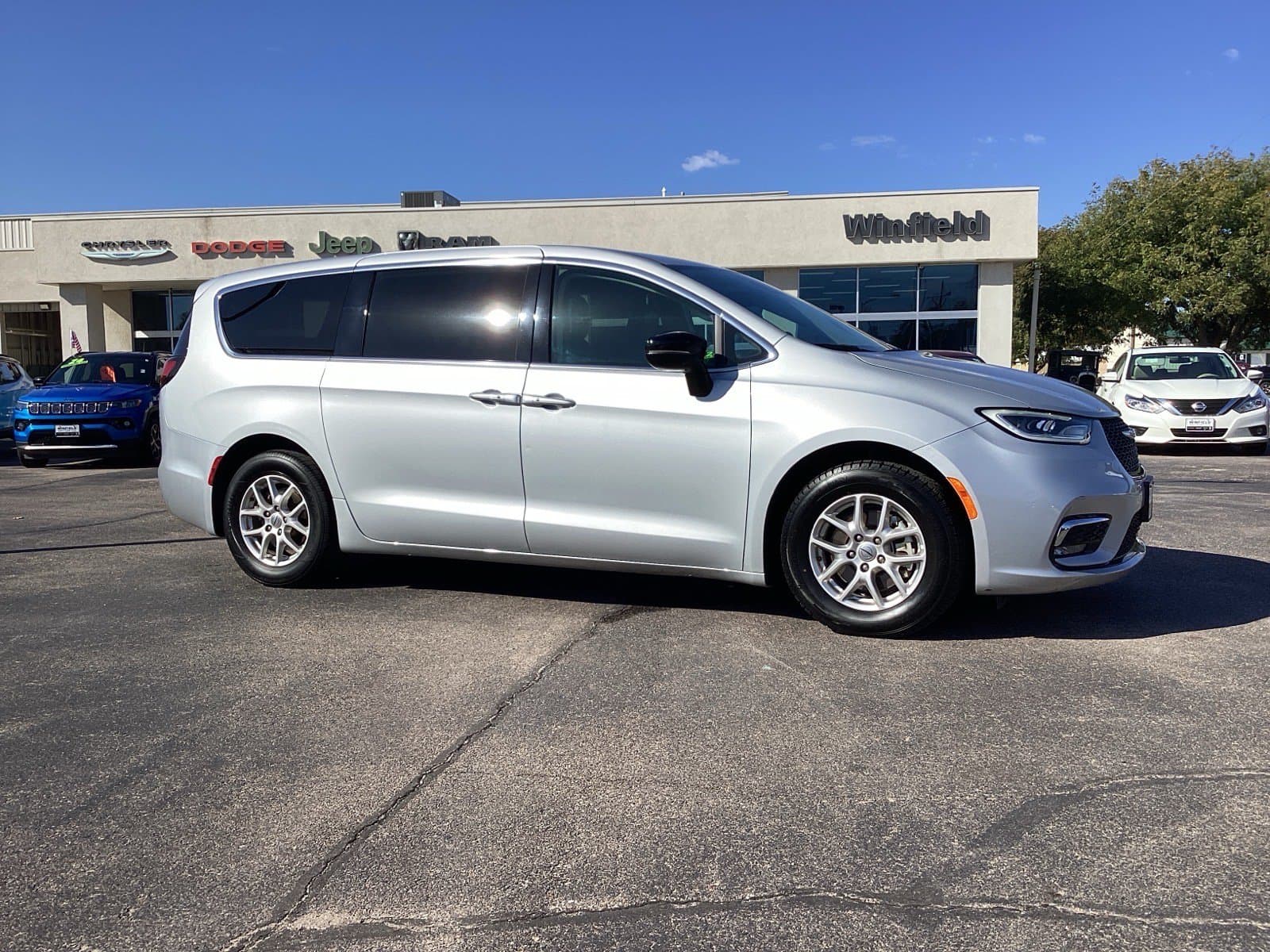 2024 Chrysler Pacifica Touring L — photo 1 of 20