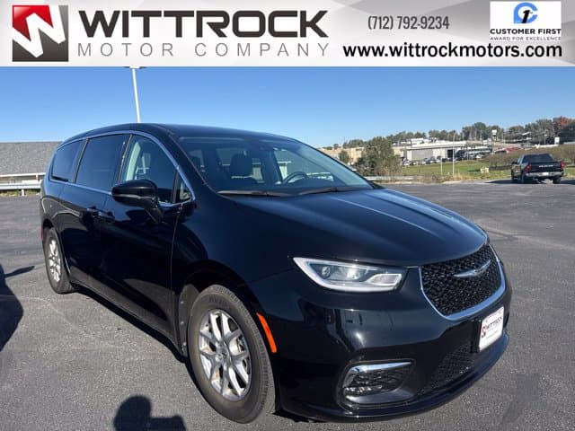 2024 Chrysler Pacifica Touring L — photo 1 of 30
