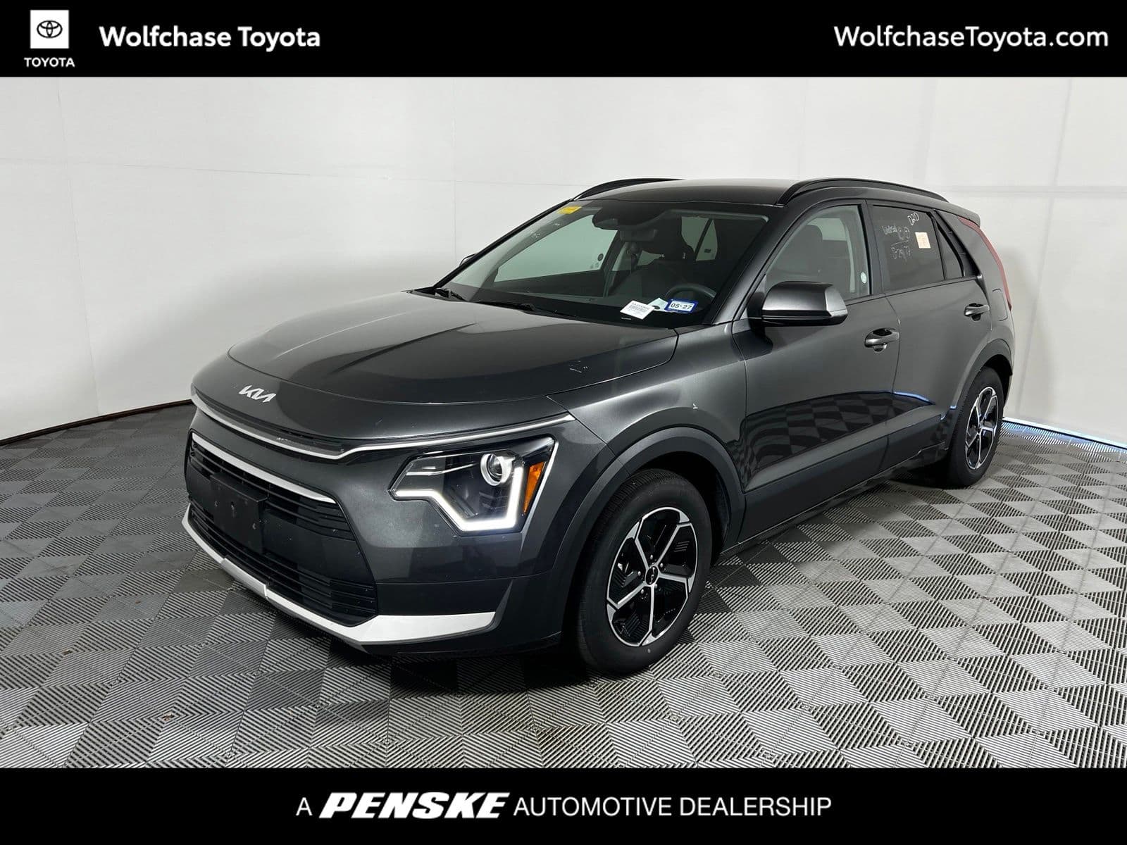 2025 Kia Niro LX — photo 1 of 11