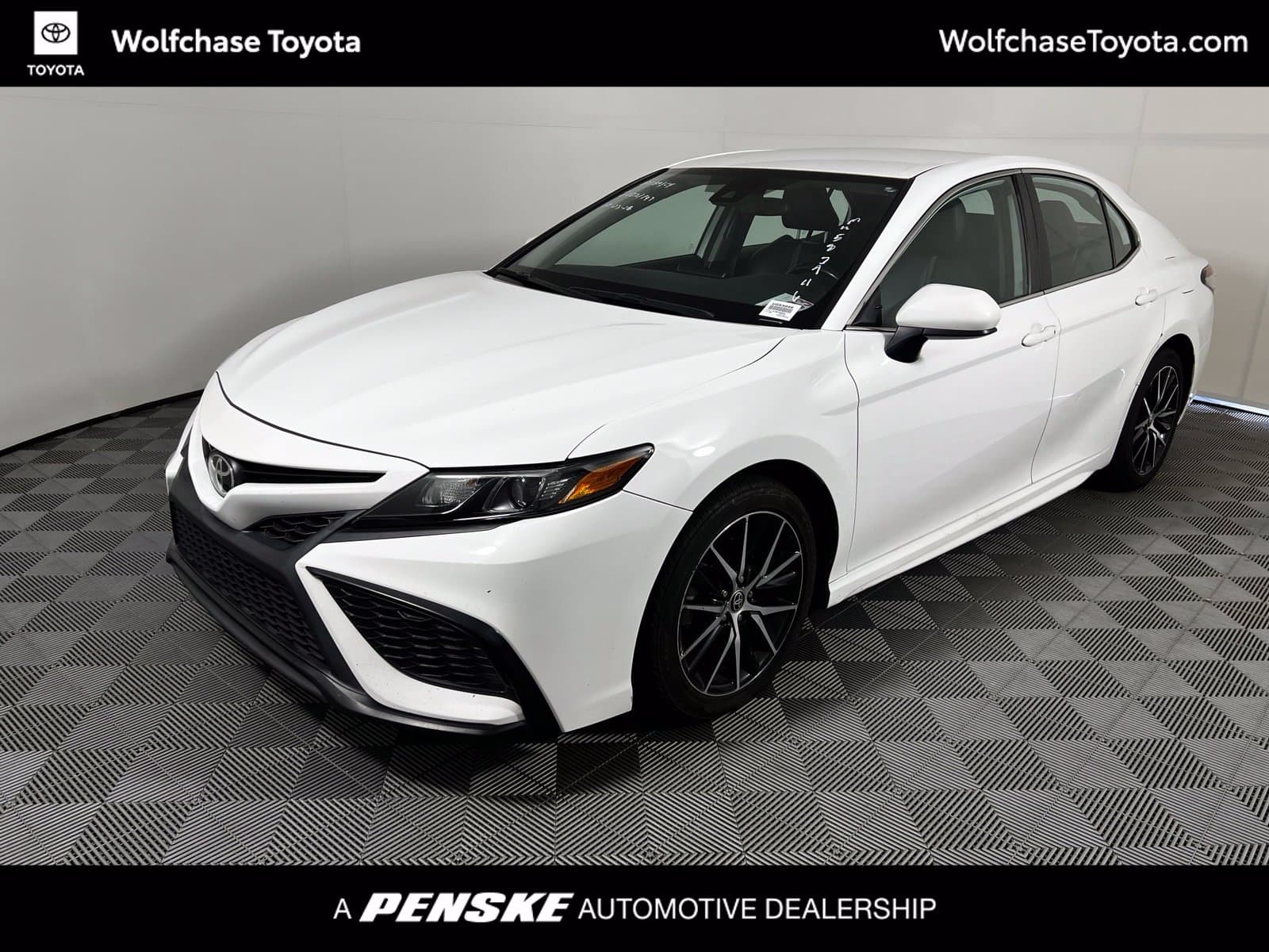 2021 Toyota Camry SE — photo 1 of 9