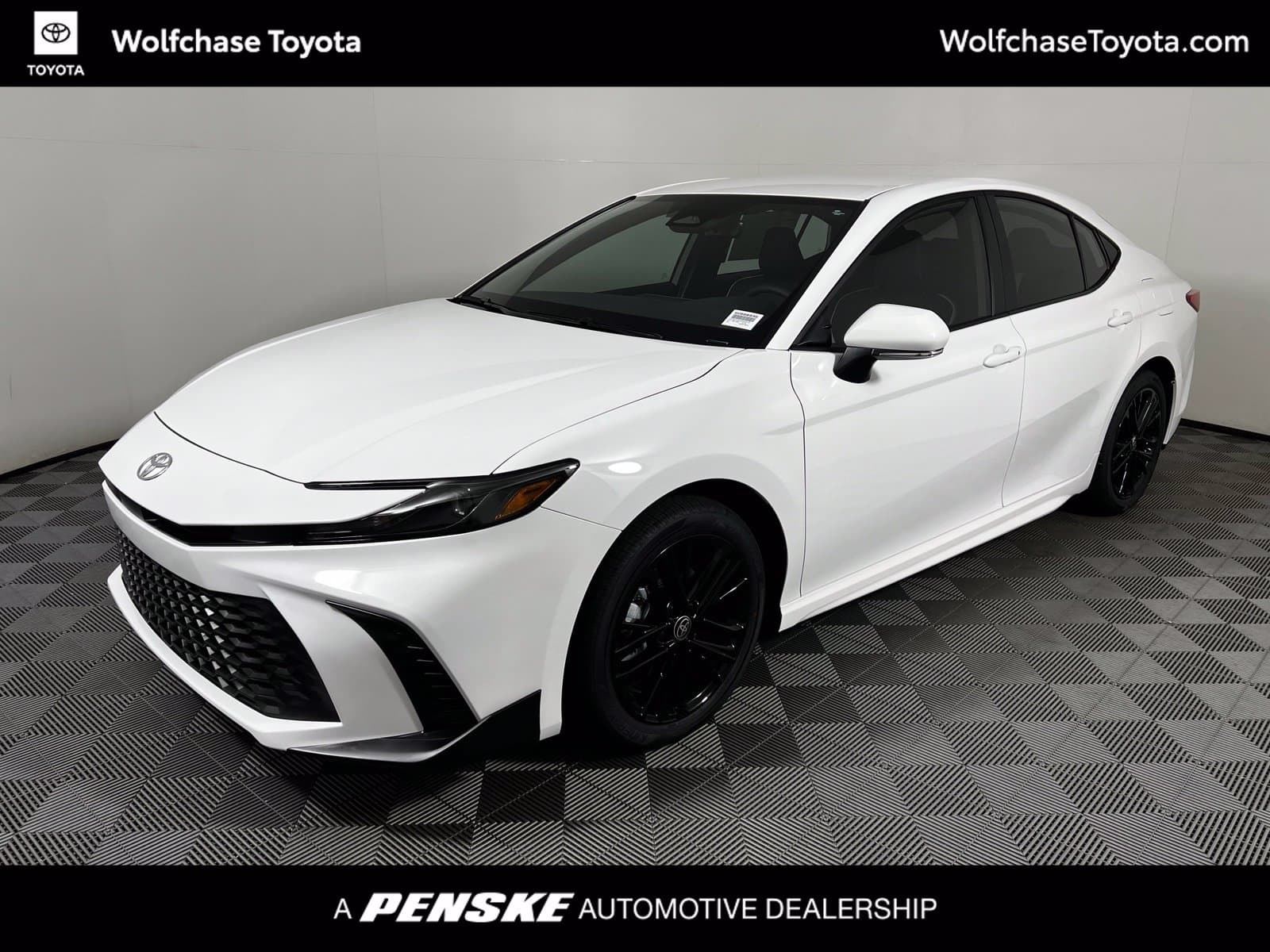 2025 Toyota Camry SE — photo 1 of 8