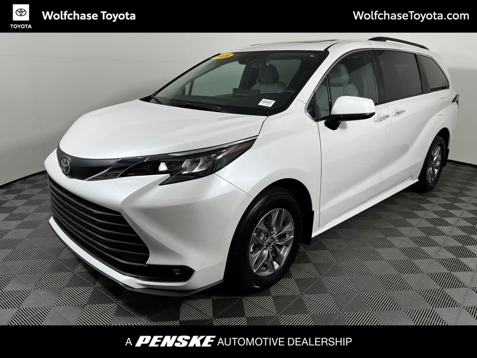 2026 Toyota Sienna XLE — photo 1 of 28