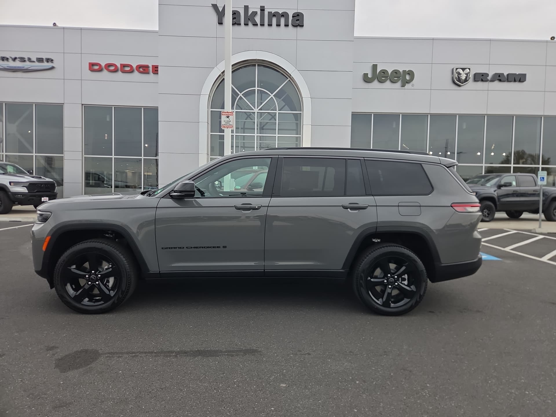 2027 Jeep Grand Cherokee Limited — photo 1 of 43