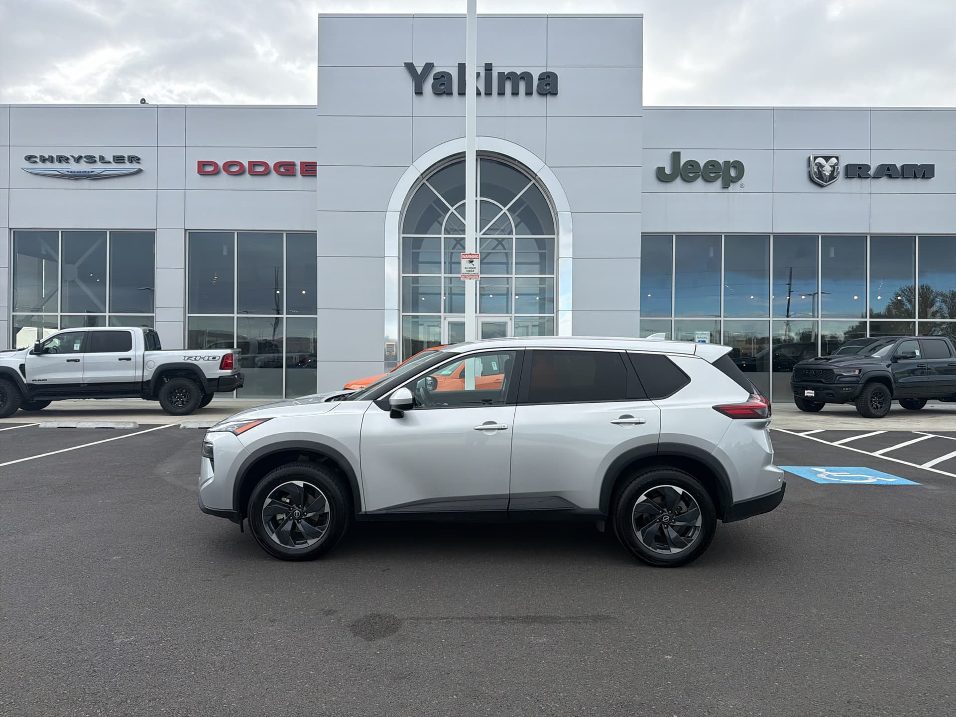 2025 Nissan Rogue SV — photo 1 of 31