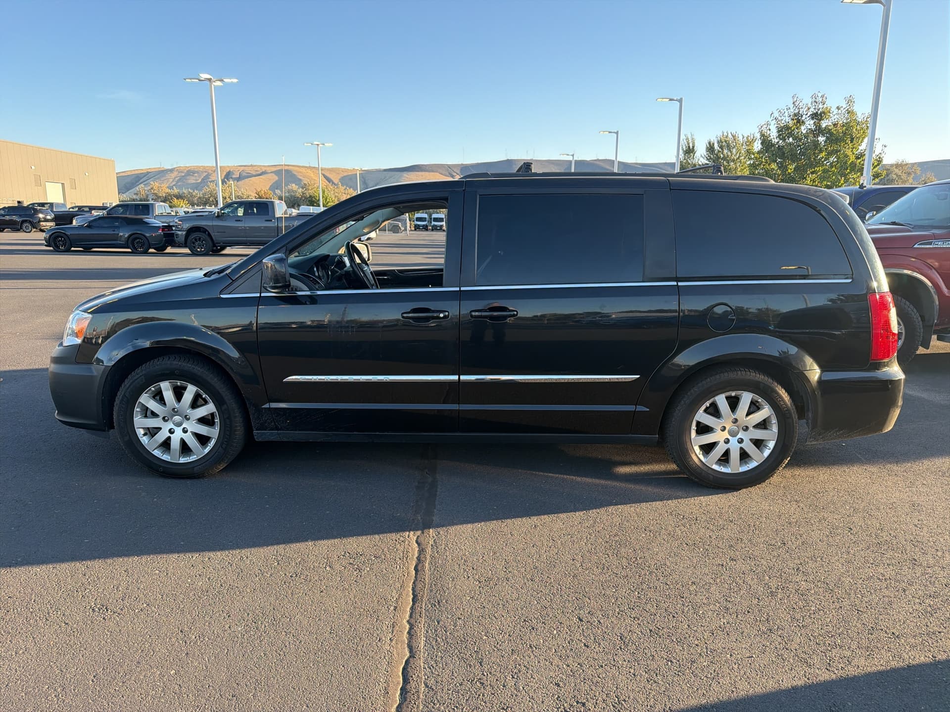 2015 Chrysler Town & Country Touring — photo 1 of 2