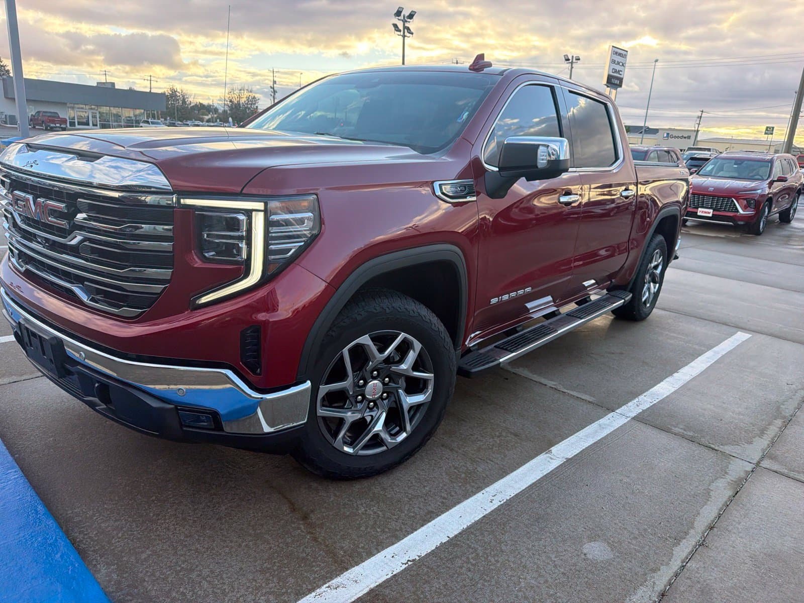 2022 GMC Sierra 1500 SLT — photo 1 of 8