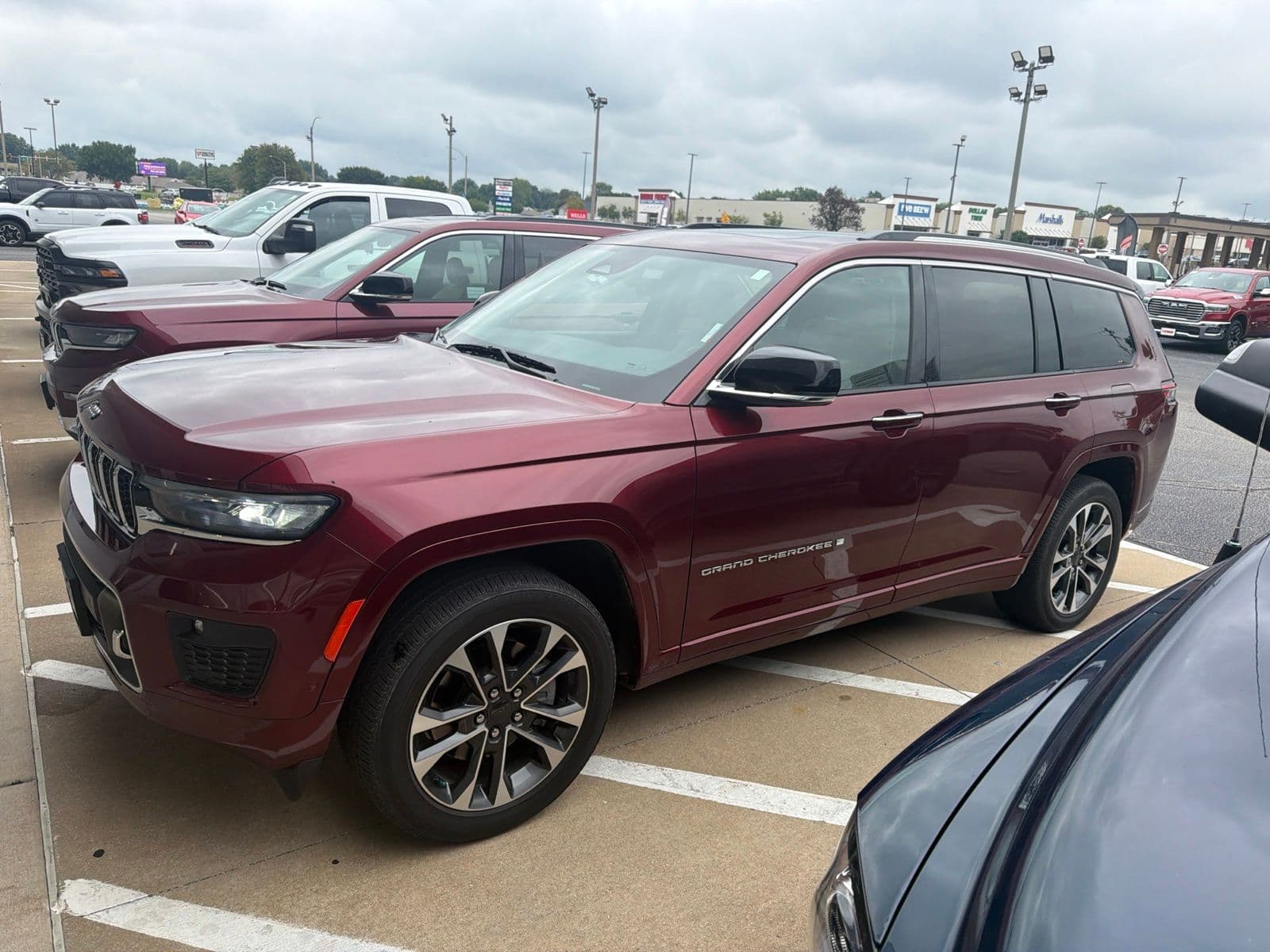 2021 Jeep Grand Cherokee L Overland — photo 1 of 7