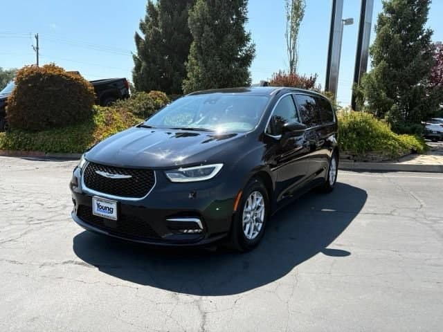 2024 Chrysler Pacifica Touring L — photo 1 of 35
