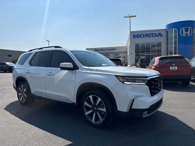 2023 Honda Pilot Touring — photo 1 of 32