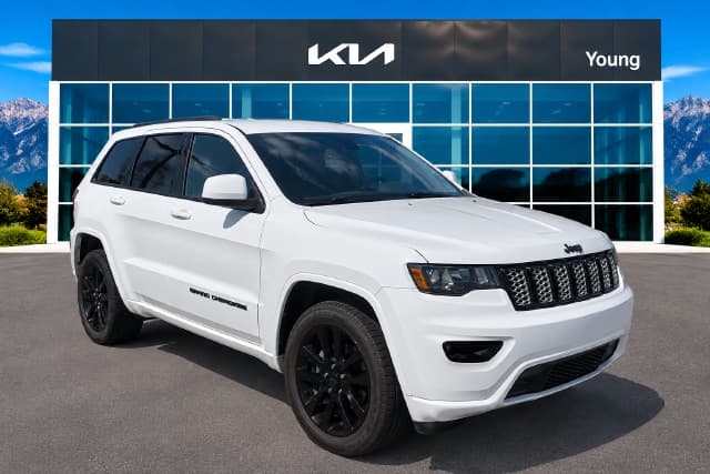 2020 Jeep Grand Cherokee Altitude — photo 1 of 30