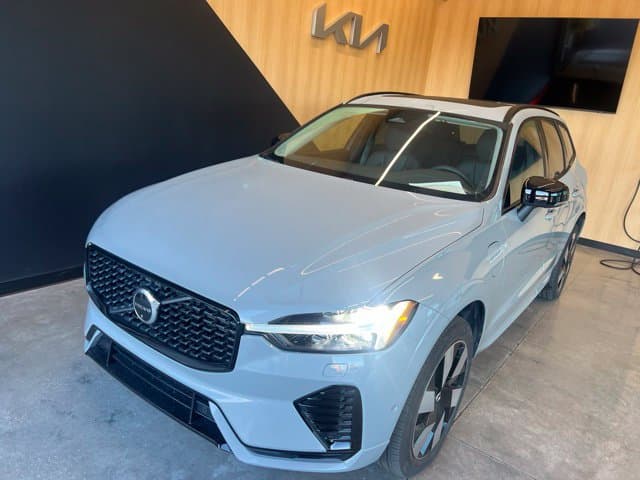 2025 Volvo XC60 Plug-In Hybrid Base — photo 1 of 32