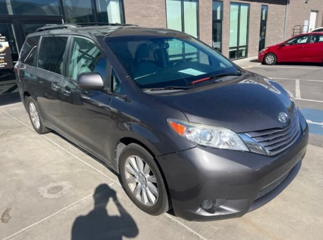 2017 Toyota Sienna XLE — photo 1 of 12
