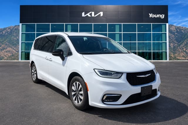 2024 Chrysler Pacifica Hybrid Select — photo 1 of 7