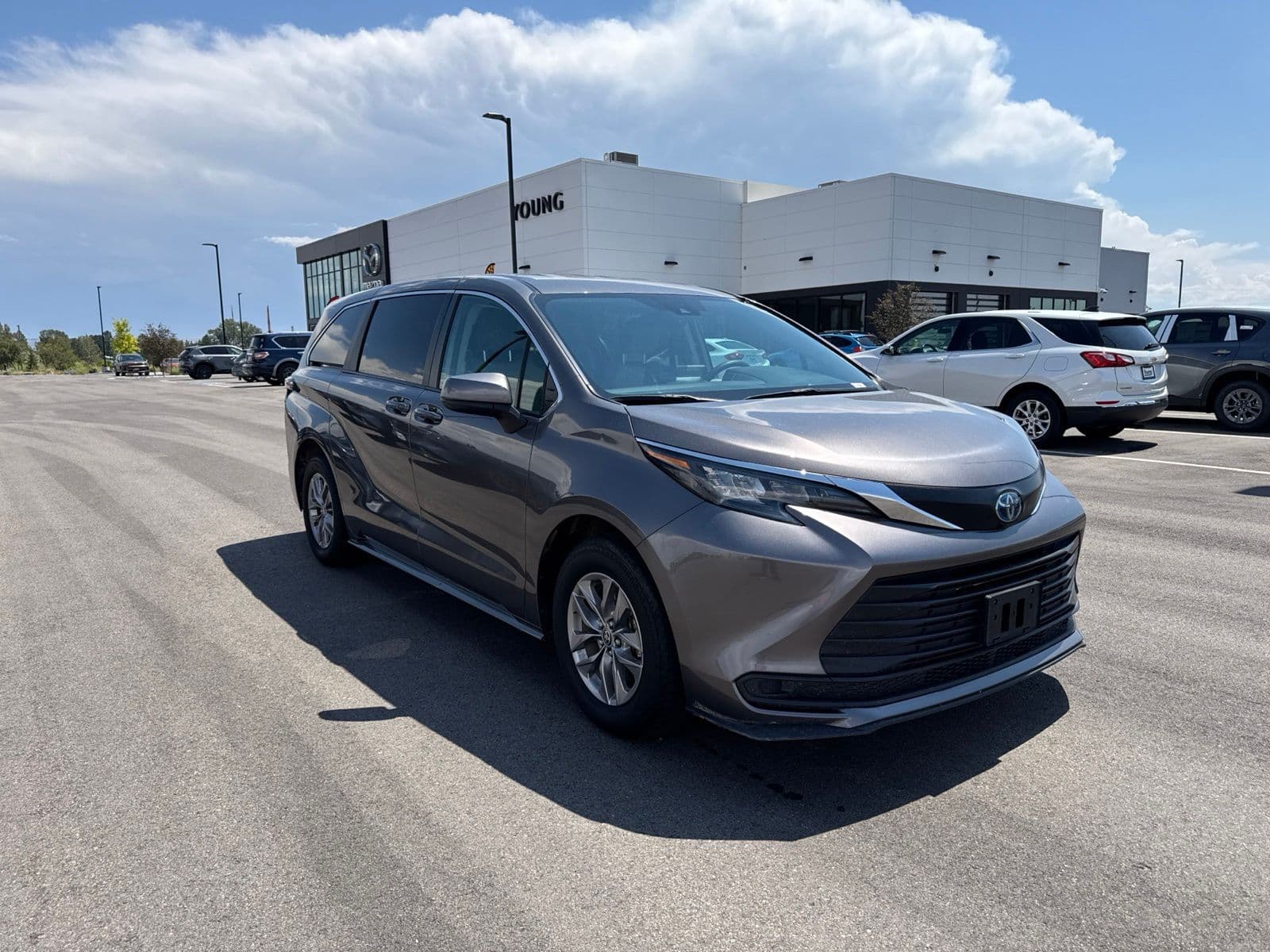 2024 Toyota Sienna LE — photo 1 of 25