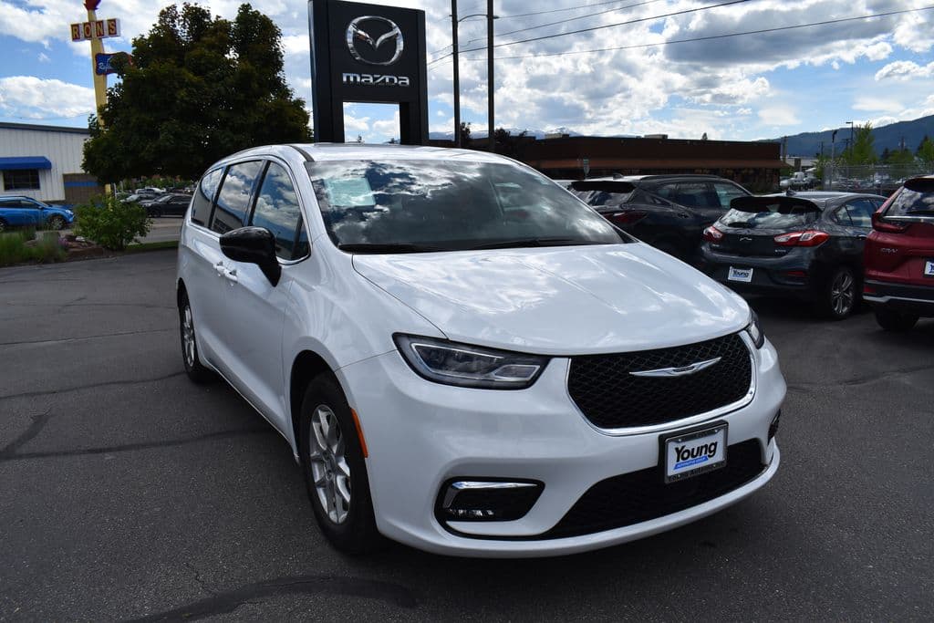 2025 Chrysler Pacifica Select — photo 1 of 38