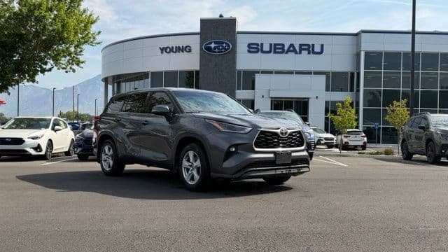 2021 Toyota Highlander LE — photo 1 of 28