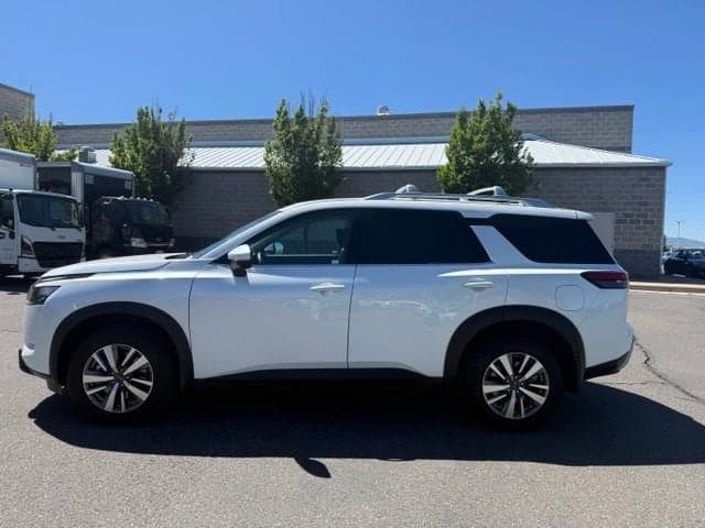 2025 Nissan Pathfinder SL — photo 1 of 38