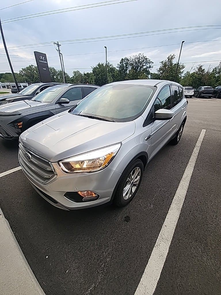 2019 Ford Escape SE — photo 1 of 24