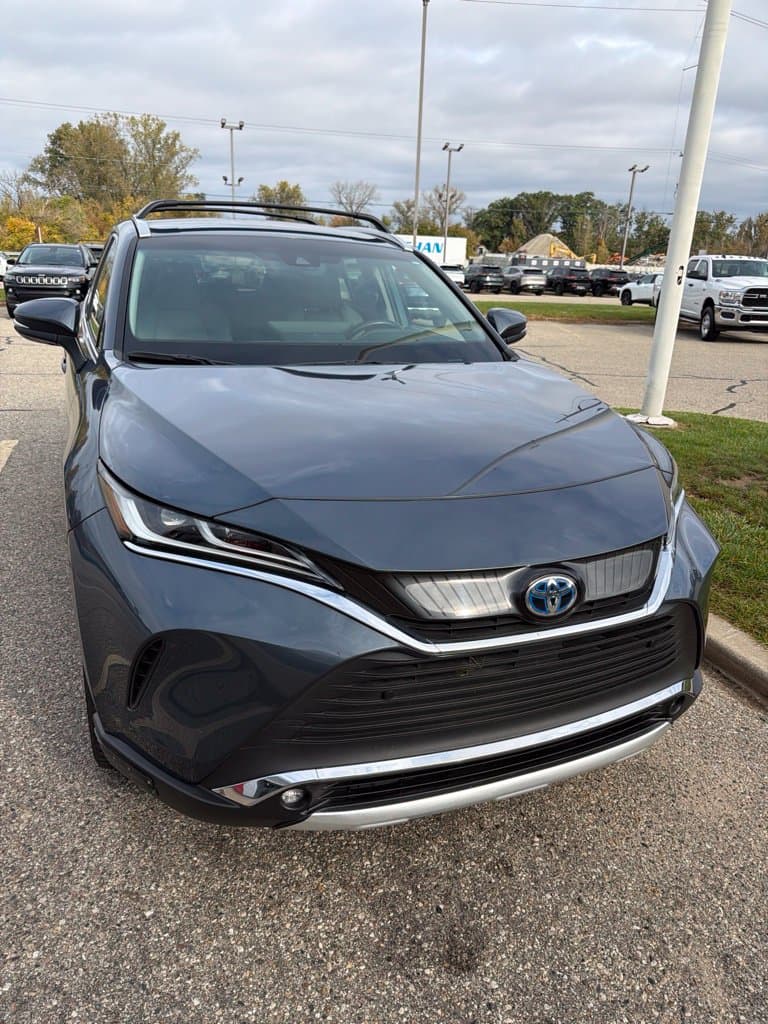 2023 Toyota Venza XLE — photo 1 of 28