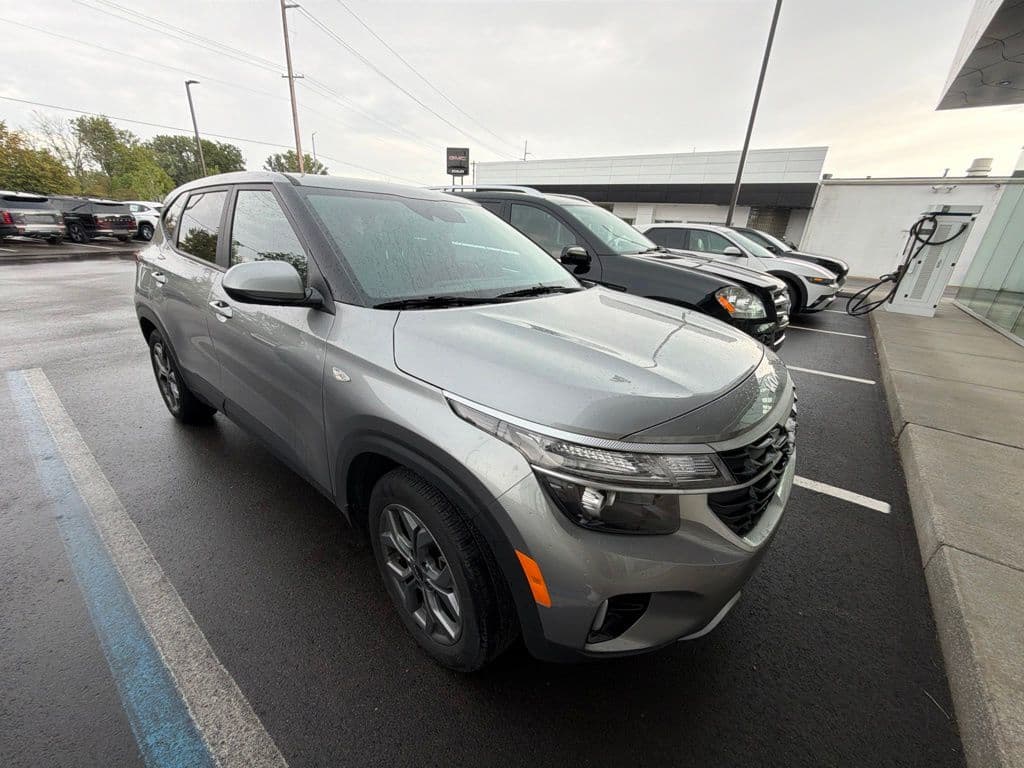 2024 Kia Seltos LX — photo 1 of 17