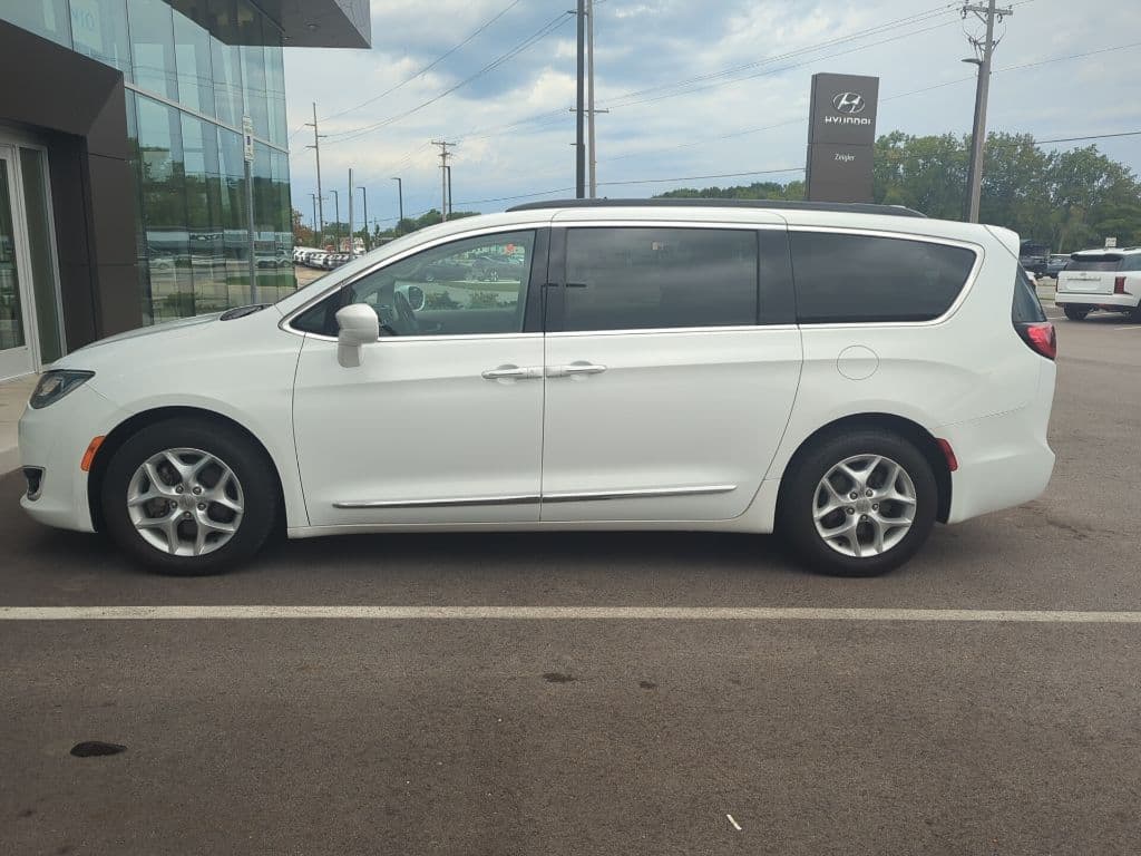 2017 Chrysler Pacifica Touring-L — photo 1 of 26