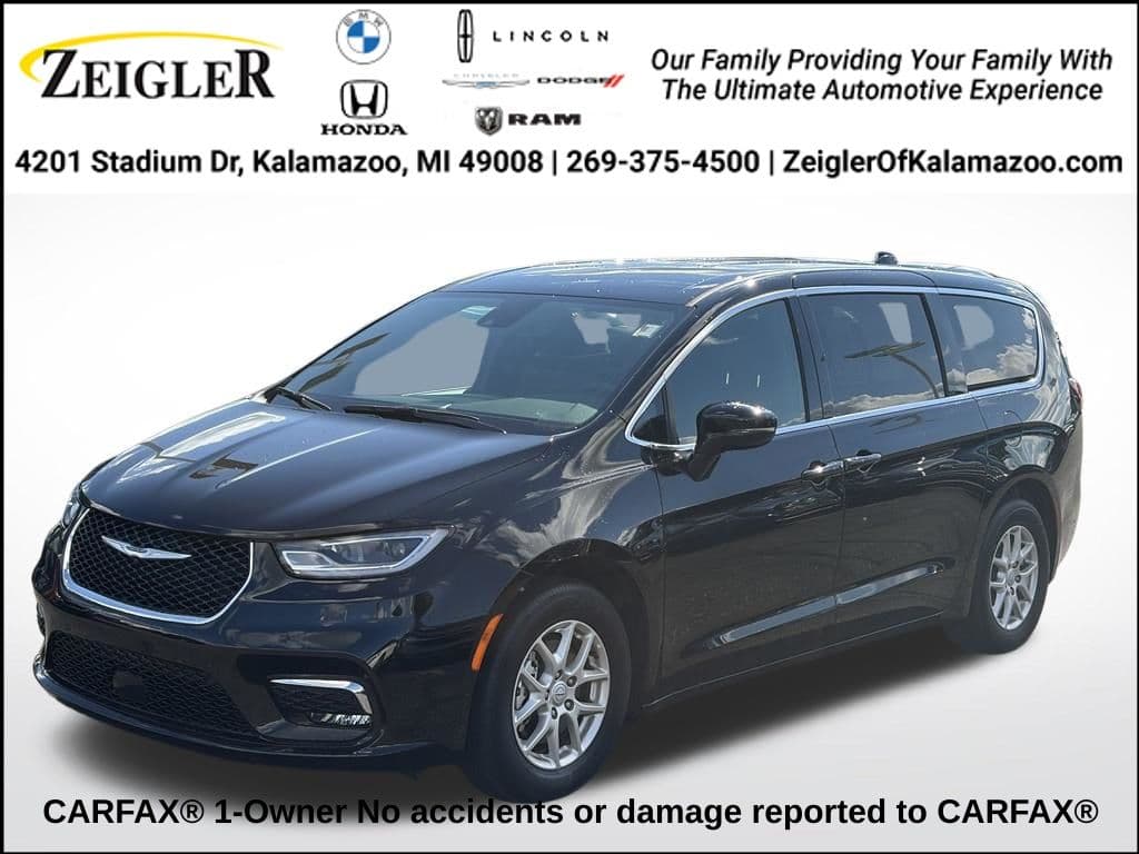 2025 Chrysler Pacifica Select — photo 1 of 42