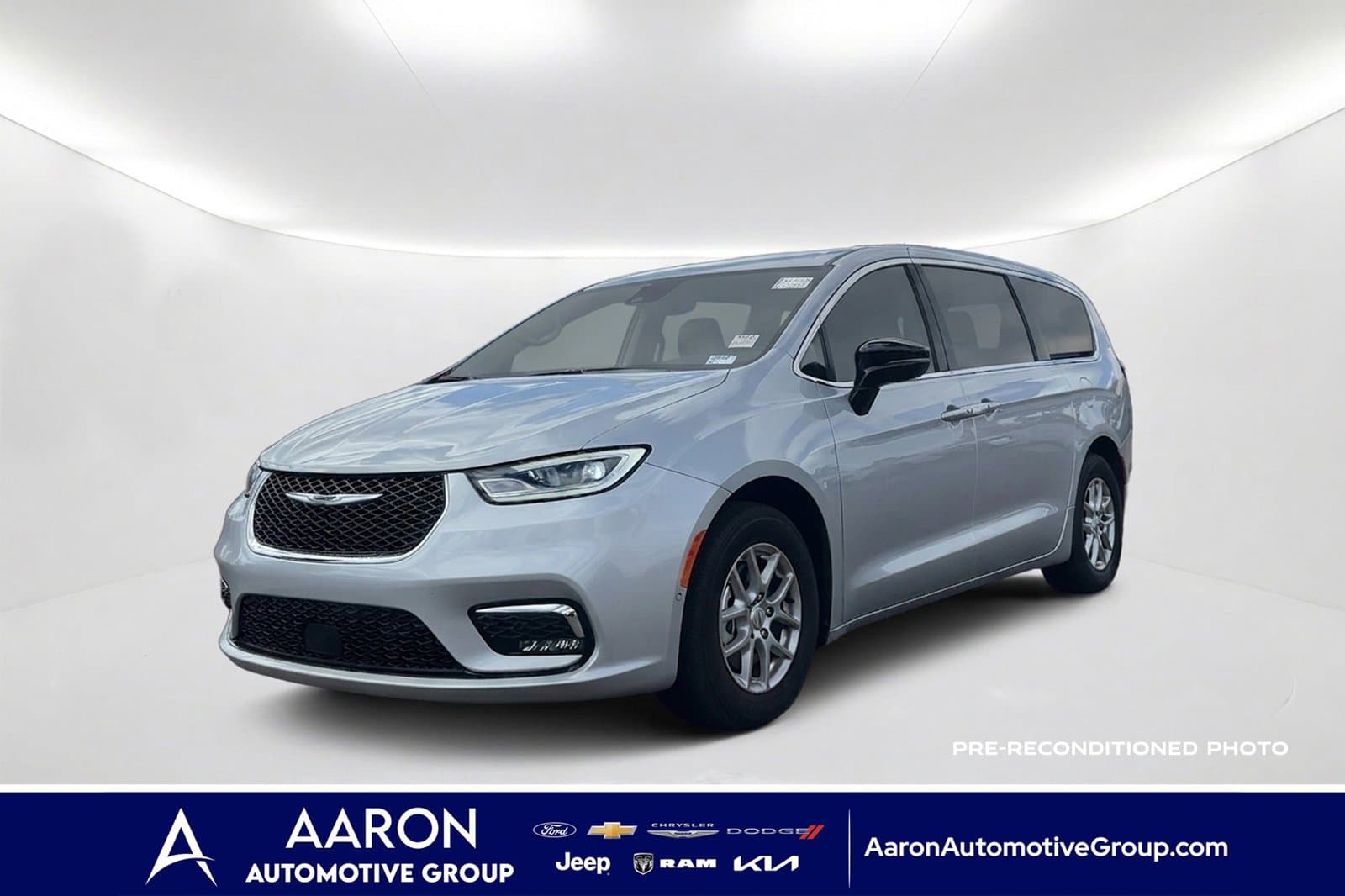 2026 Chrysler Pacifica Select — photo 1 of 22