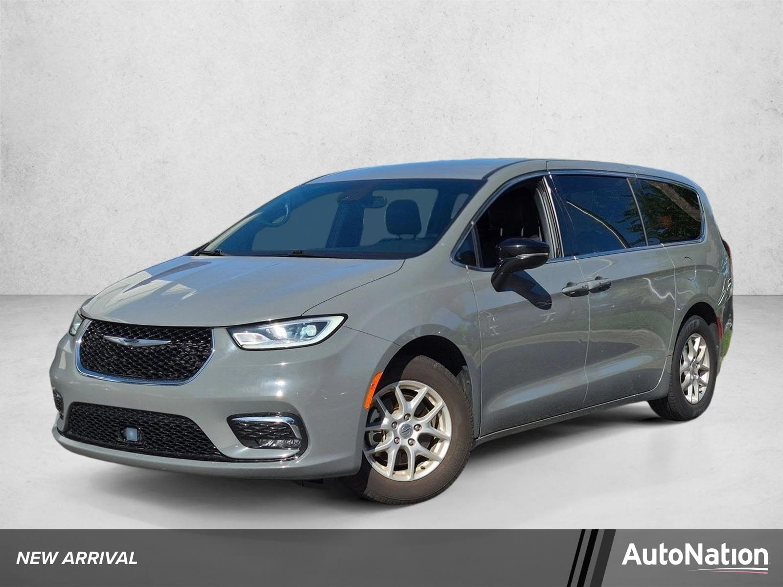2025 Chrysler Pacifica Select — photo 1 of 21