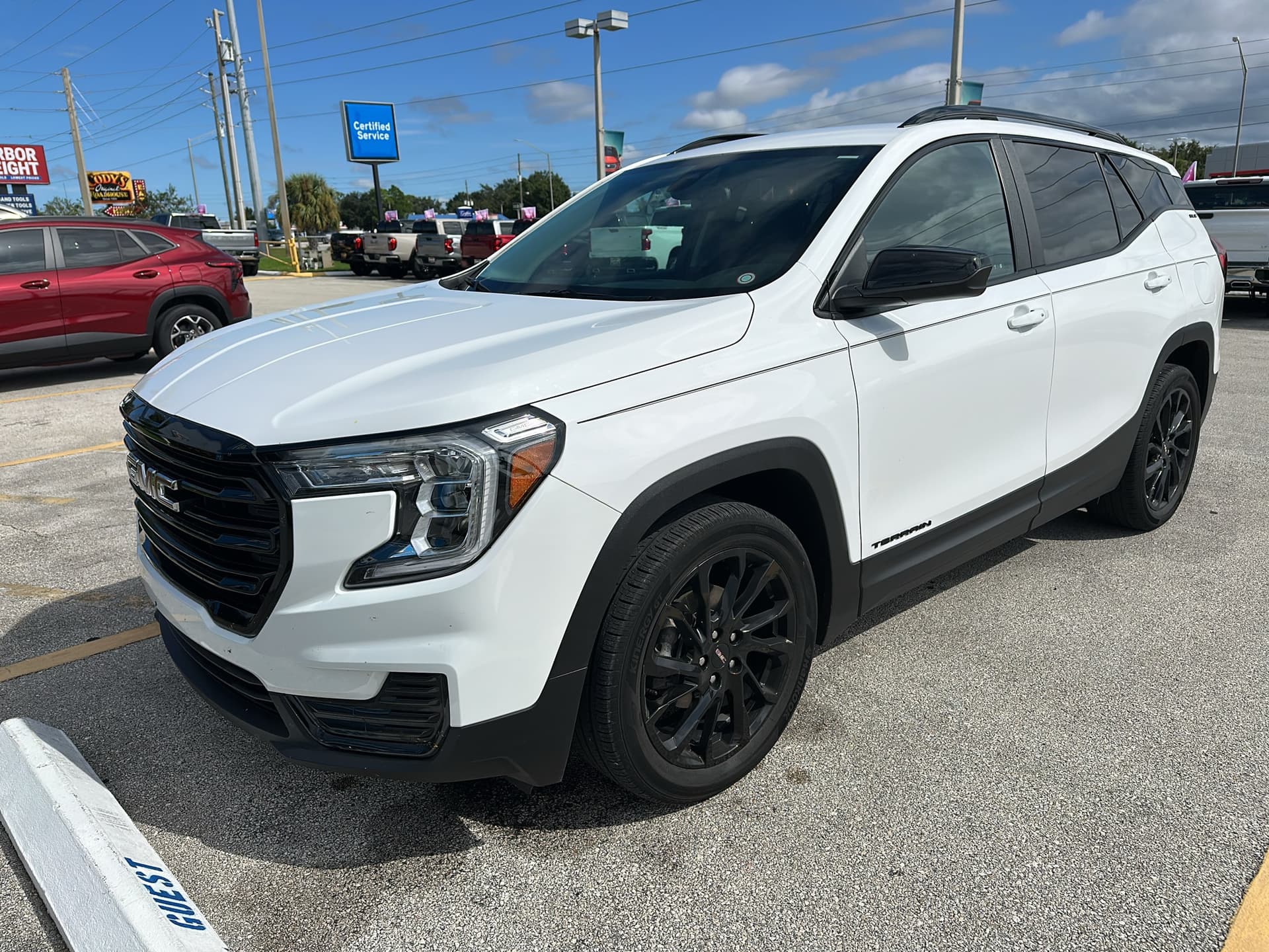 2023 GMC Terrain SLE — photo 1 of 8