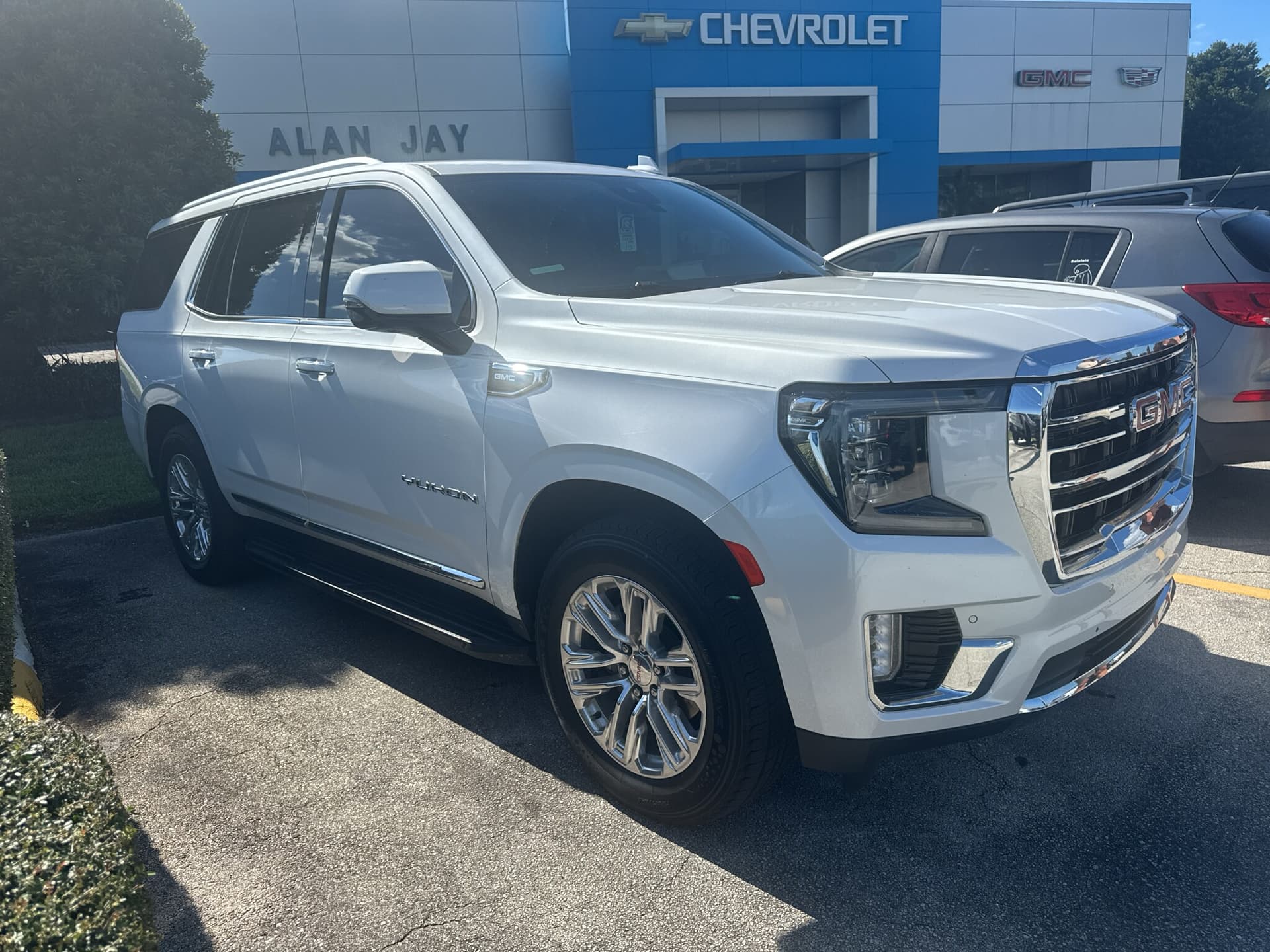 2023 GMC Yukon SLT — photo 1 of 3