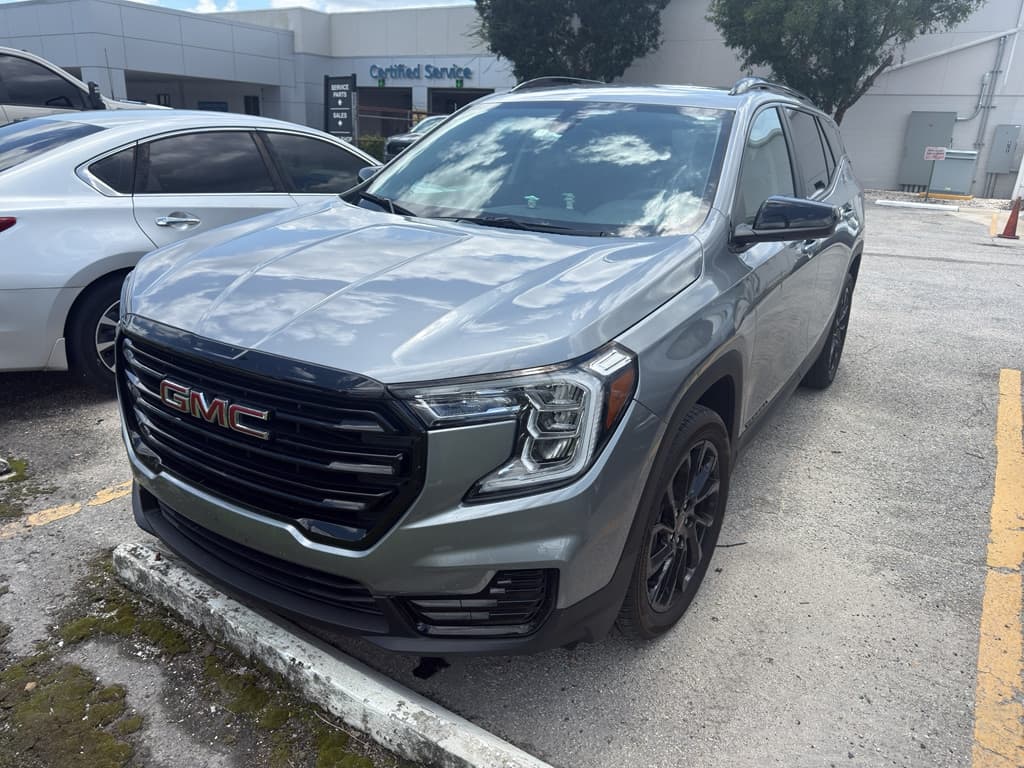 2023 GMC Terrain SLE — photo 1 of 3