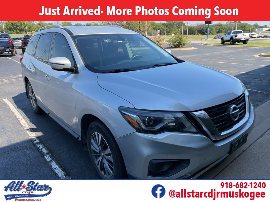 2019 Nissan Pathfinder S — photo 1 of 9