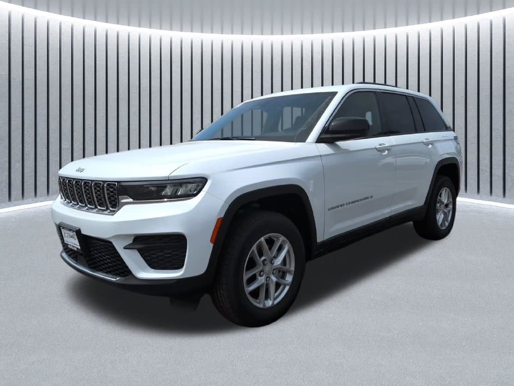 2025 Jeep Grand Cherokee Laredo — photo 1 of 38