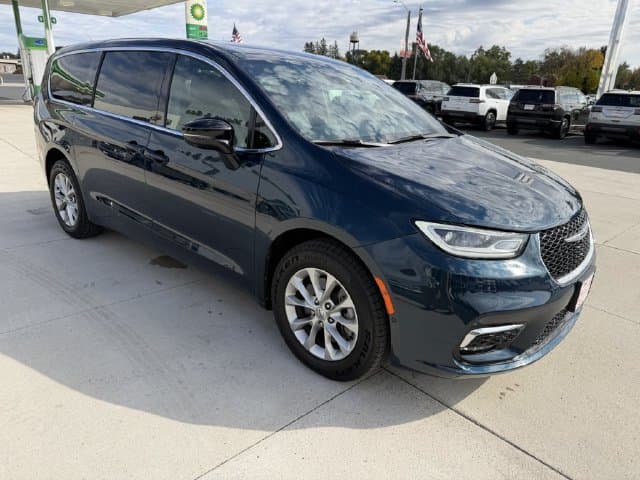 2025 Chrysler Pacifica Select — photo 1 of 29