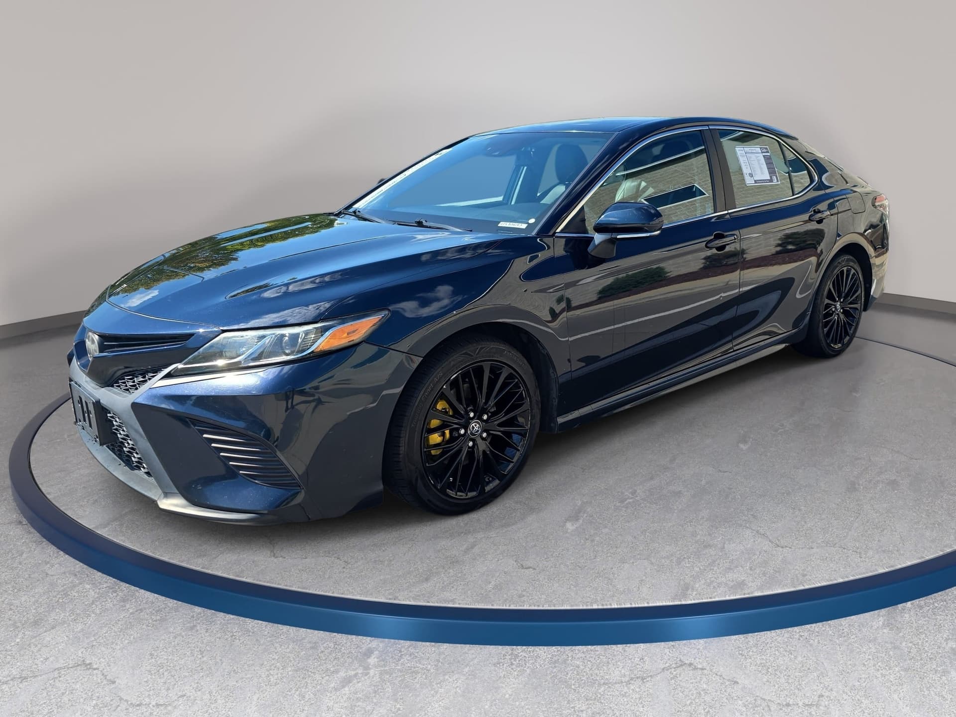 2018 Toyota Camry SE — photo 1 of 32