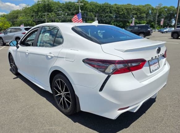 2024 Toyota Camry SE — photo 1 of 5
