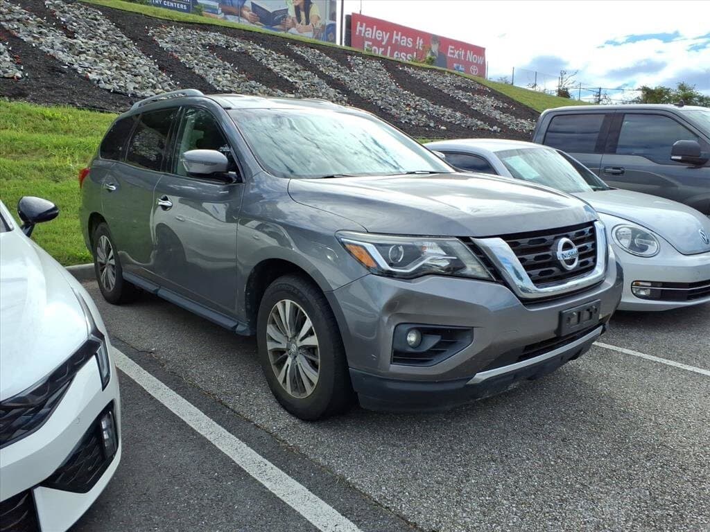 2017 Nissan Pathfinder SV — photo 1 of 13