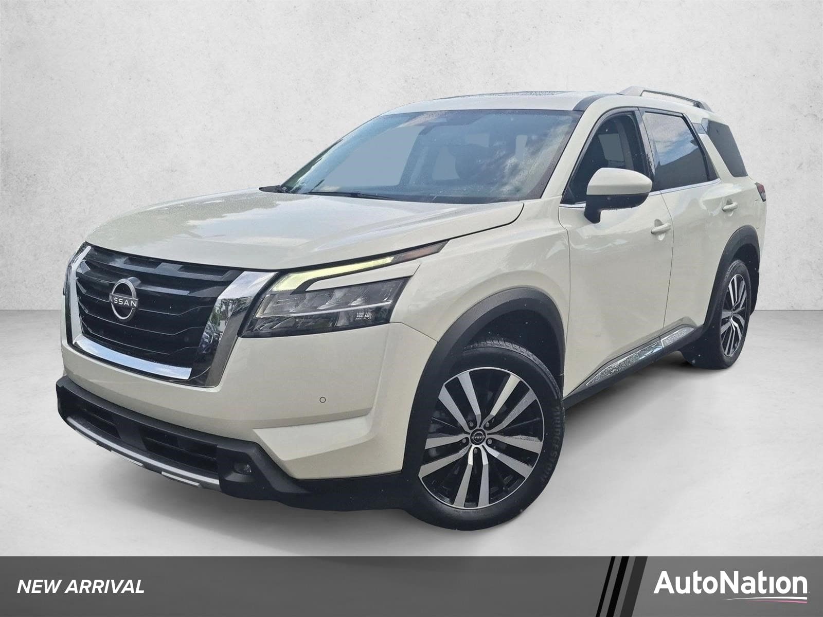2024 Nissan Pathfinder Platinum — photo 1 of 17
